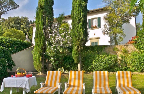 Cortona House | Villa surrounded by olive groves and pine forest