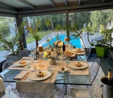 Le Celle-Saint-Cloud Villa | Villa, swimming pool, 5 bedrooms, Versailles