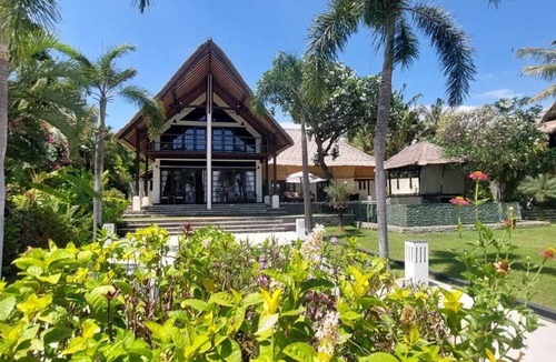 Lokapaksa Villa | VILLA TERANG BULAN: True Blue Tropical Luxury 4BR Beachfront Villa w/Staff