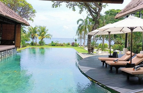 Lokapaksa Villa | VILLA TERANG BULAN: True Blue Tropical Luxury 4BR Beachfront Villa w/Staff