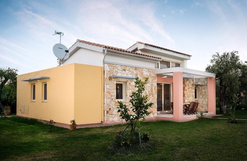 Messonghi House | Villa Thalassa with a swimming pool and garden