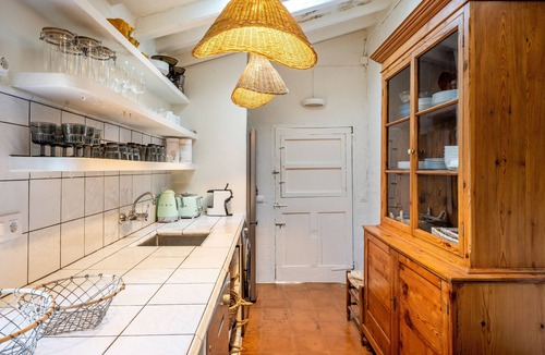 Torret Villa | Villa 'Torret' with Workspace, Pool, Terrace & Wi-Fi