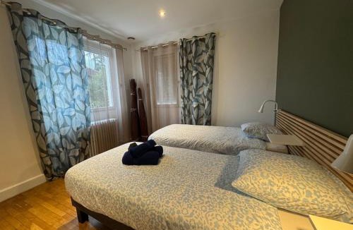 Les Poulettes Villa | Villa Twenty Fort with pool Lyon
