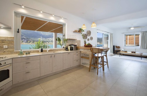 Geni Villa | Villa Unalome – Seafront Luxury in the Picturesque Bay of Vlicho