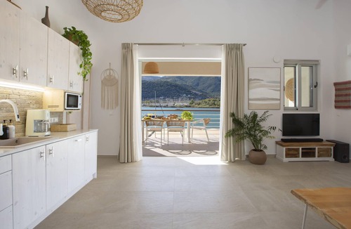 Geni Villa | Villa Unalome – Seafront Luxury in the Picturesque Bay of Vlicho
