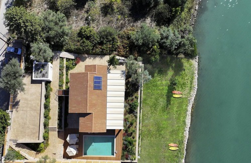 Geni Villa | Villa Unalome – Seafront Luxury in the Picturesque Bay of Vlicho
