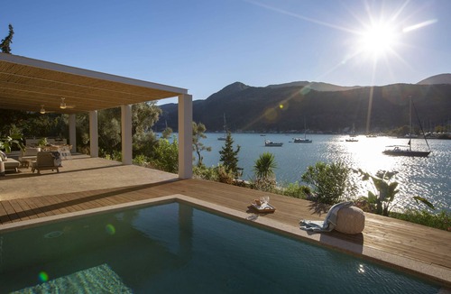 Geni Villa | Villa Unalome – Seafront Luxury in the Picturesque Bay of Vlicho