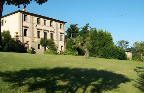 Nocchi Villa | Villa 'Unis' with Shared Pool, Private Garden, and Wi-Fi
