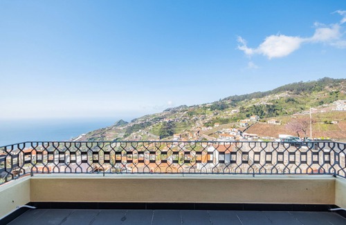 Estreito de Camara de Lobos House | Villa Vineyard by Homie