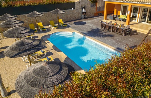 Branqueira Villa | Villa w/heatable pool, BBQ & games room
