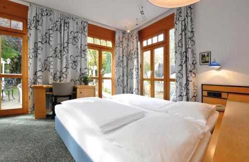 Waldperlach Hotel | Villa Waldperlach by Blattl