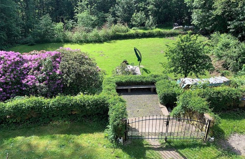 Friedrichroda Condo | Villa Warzenburg, apartment 3 with a view of the spa promenade. Vacation with a dog.