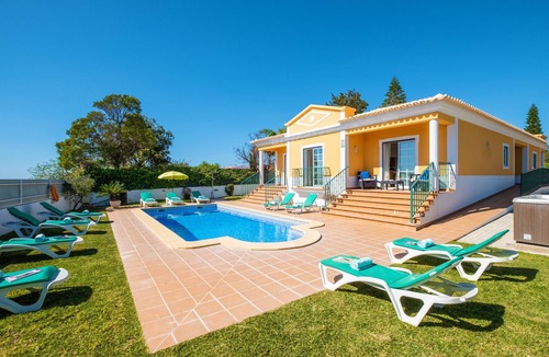 Olhos D'Agua Villa | Villa with heatable pool and jacuzzi in Albufeira