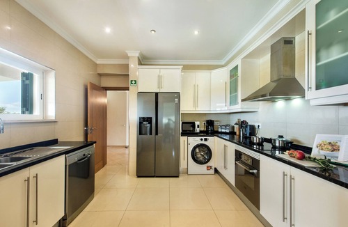 Olhao Villa | Villa with Heated Pool, Tennis Court, Jacuzzi, Games Room, WIFI and AC