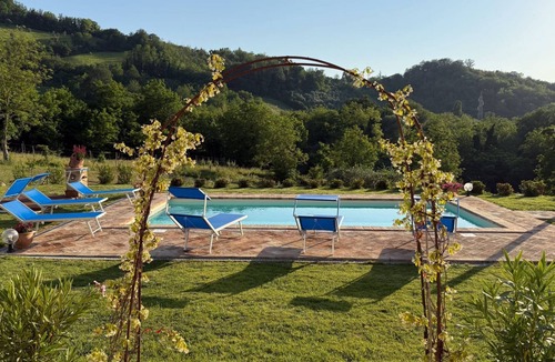 Penna San Giovanni House | Villa with private pool and hot tub near The Sibillini National Park