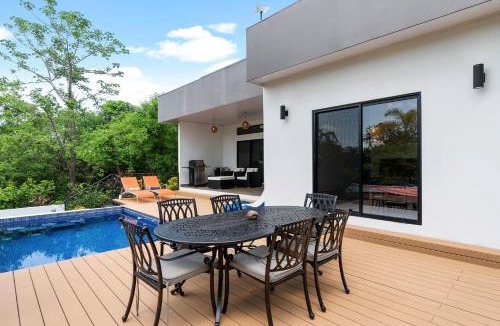 Santa Barbara House | Villa with Minimalist Design & Scenic Deck with Private Infinity Pool and Jungle Views