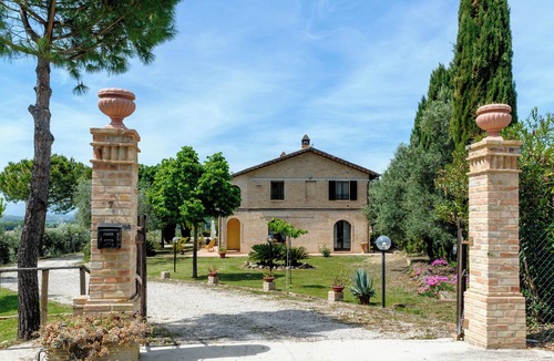 Castorano Villa | Villa with panoramic pool