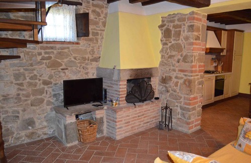 Civitella in Val di Chiana Villa | Villa with pool and garden
