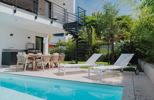 Pontaillac Villa | Villa with private heated pool by the sea in Royan