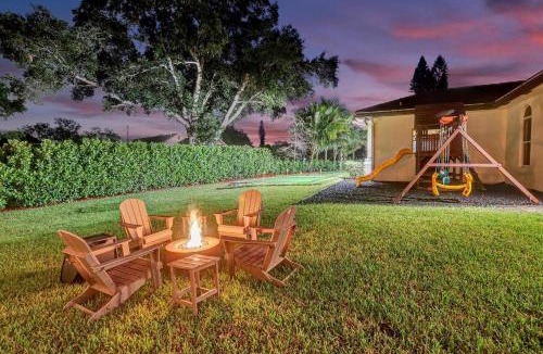 Davie House | Villa wpool mini-golf firepits
