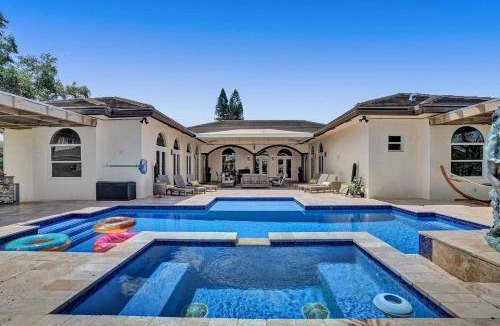 Davie House | Villa wpool mini-golf firepits