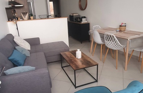 Aubignan Apartment | Village apartment