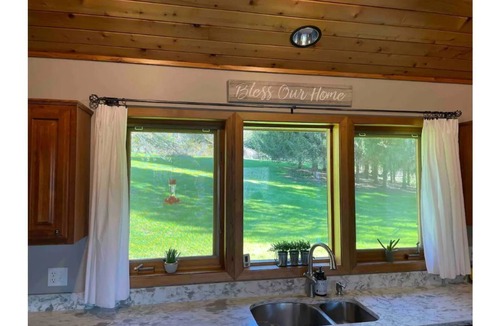 Oxford House | Village Hallmark House - Stunning Winter Chalet w/Views & Walk to Town