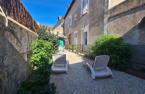 Chabris Cottage | Village House Near Zoo de Beauval & Loire Castles, with Courtyard, Air-Con, and Private Parking