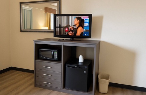 Point Edward Hotel | Village Inn & Suites