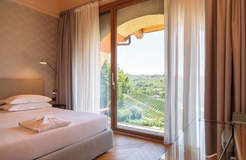 Serralunga d'Alba Hotel | Villaggio Narrante - Cascina Galarej