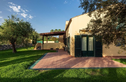 Trappitello Villa | VillaLunasol, dreamy countryside, pool in the lemongrove, lush garden, Etna view