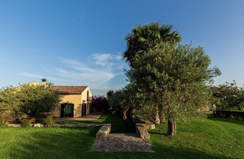 Trappitello Villa | VillaLunasol, dreamy countryside, pool in the lemongrove, lush garden, Etna view