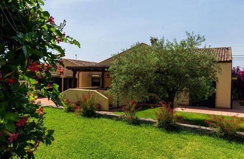 Trappitello Villa | VillaLunasol, dreamy countryside, pool in the lemongrove, lush garden, Etna view