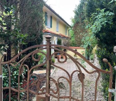 Ammerland House | Villenzimmer mit eigenem Bad, Kunst und Aussicht