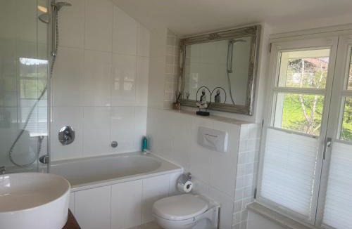 Ammerland House | Villenzimmer mit eigenem Bad, Kunst und Aussicht