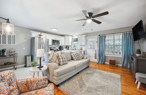 Vine Grove Cottage | Vine Grove Home w/Deck, 4 Mi to Saunders Springs!