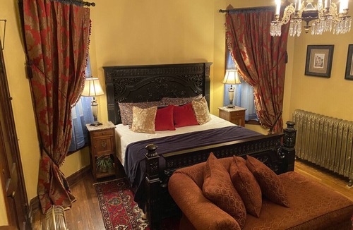 St. Joseph Bed & Breakfast | Vineyard Mansion - Benjamin Room - King Bed