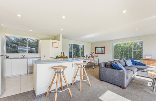 Renwick House | Vineyard View - Blenheim Holiday Home