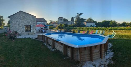 Sigoules House | Vineyard Villa with Pool and Hot Tub