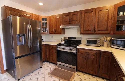 Hensonville House | VINTAGE ART WINDHAM HOUSE WITH BAR, HOT TUB, FIREPLACE 5 MIN TO SKI