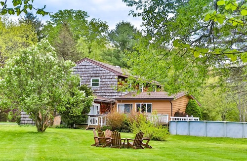 Hensonville House | VINTAGE ART WINDHAM HOUSE WITH BAR, HOT TUB, FIREPLACE 5 MIN TO SKI