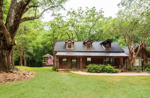 Gumlog Cabin | Vintage charm meets modern comfort in this historic 1850s cabin at Lake Hartwell