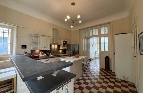 Sanssat Cottage | Vintage charm with walled garden near Vichy