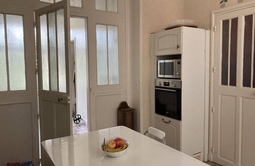 Sanssat Cottage | Vintage charm with walled garden near Vichy