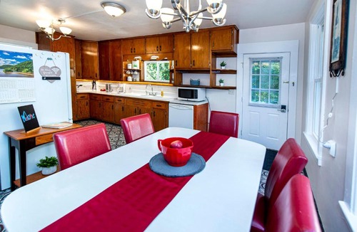 Hartford Apartment | Vintage downtown flat near Holy Hill, Golf &Ski
