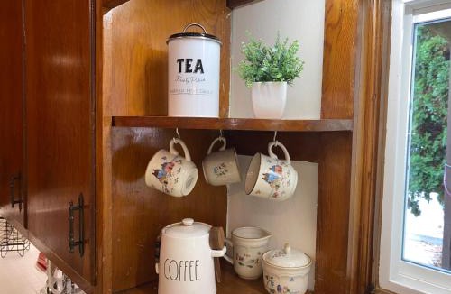 Hartford Apartment | Vintage downtown flat near Holy Hill, Golf &Ski