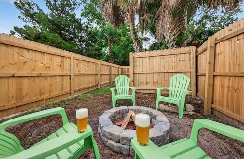Port Orange Apartment | Vintage Florida Pet-Friendly Retreat