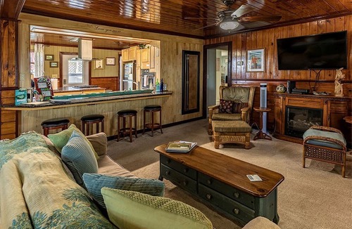 Bacliff House | Vintage-Inspired Haven with Bright Interiors & Relaxing Outdoor Spaces in Bacliff, Texas