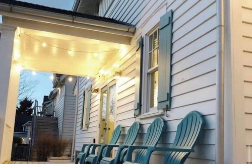 Seabrook House | Vintage-inspired cottage in Seabrook, sleeps 7