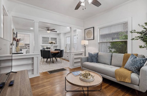 Modesto House | Vintage/Modern Design 3-bedroom house w/WiFi, AC near Hospitals and Downtown